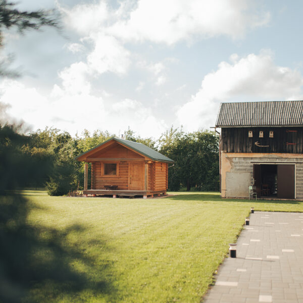 Saimniecības ēka & malkas šķūnis